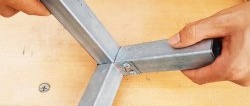 Comment réaliser un raccordement d'angle de trois tubes profilés sans soudure