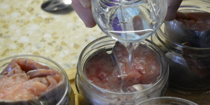 Homemade canning ng pink salmon sa isang pressure cooker