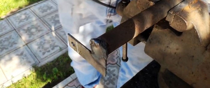 How to make a tool for easy loosening and digging without putting stress on your back