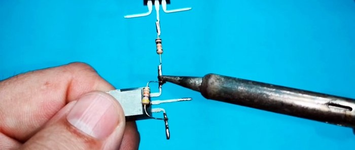 Com fer un interruptor de transistor per controlar una càrrega potent amb un botó momentani
