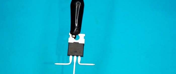 Sådan laver du en transistorkontakt til at styre en kraftig belastning med en kortvarig knap