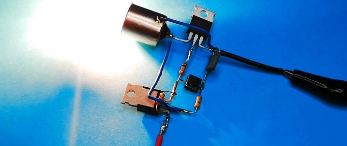 Kaip padaryti tranzistorių jungiklį galingai apkrovai valdyti momentiniu mygtuku