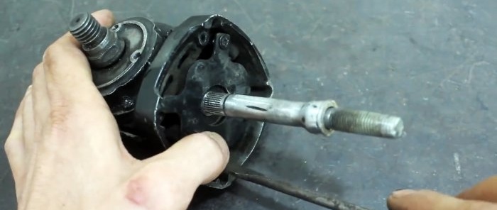 Jak vyrobit ruční vrtačku z převodovky rozbité brusky