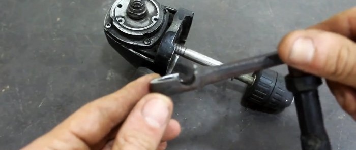 Hoe maak je een handboor uit de versnellingsbak van een kapotte slijpmachine