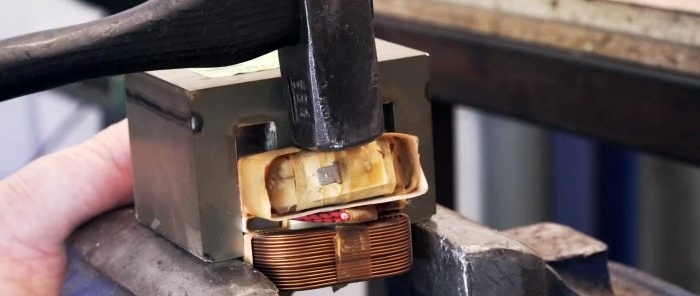 Wie man mit einem Transformator aus einem alten Mikrowellenherd einen Schnellschraubstock herstellt