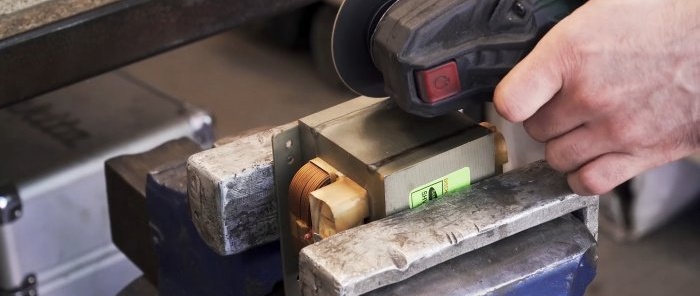 Hoe je een instant bankschroef maakt met behulp van een transformator uit een oude magnetron