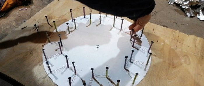 עיצוב מוזר של גנרטור העשוי מחלקים של מיקרוגל עם סליל אחד