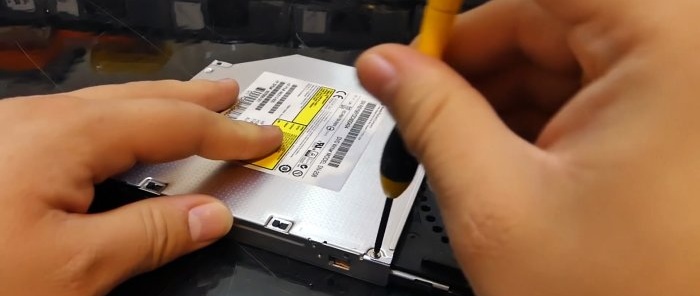 Come aggiornare un vecchio laptop sostituendo l'unità DVD con un SSD