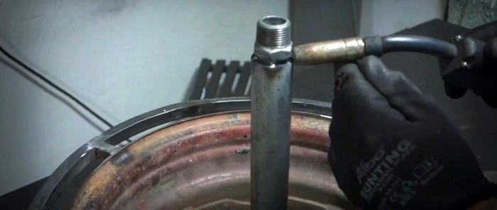 Comment fabriquer un enrouleur de tuyau d'arrosage mobile à partir d'une jante