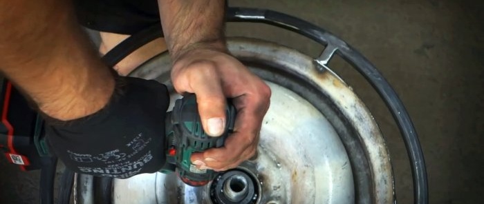 איך להכין סליל צינור גינה נייד מחישוק גלגל