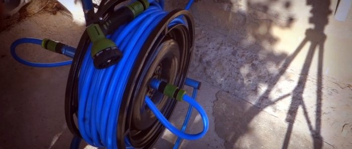 كيفية صنع بكرة خرطوم حديقة متنقلة من حافة العجلة