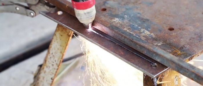 Πώς να φτιάξετε μια συσκευή για ένα τρυπάνι για τη διάνοιξη οπών σε πλακάκια οποιασδήποτε διαμέτρου