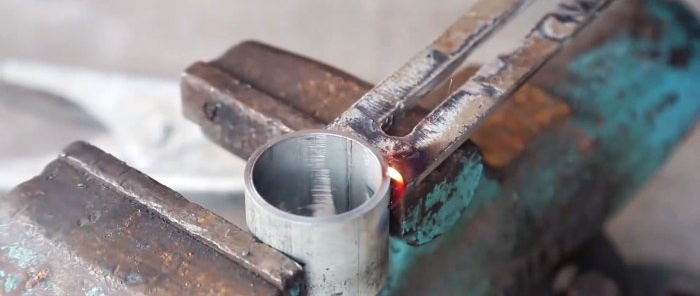Cómo hacer un dispositivo de taladro para perforar agujeros en baldosas de cualquier diámetro