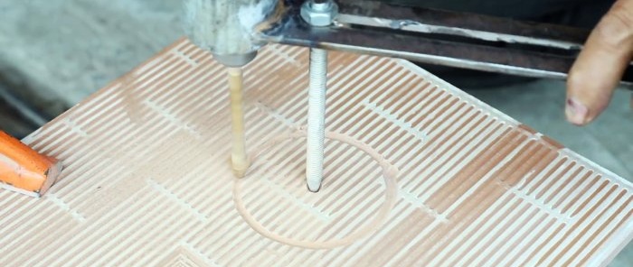 Comment fabriquer un dispositif pour perceuse pour percer des trous dans des carreaux de n'importe quel diamètre