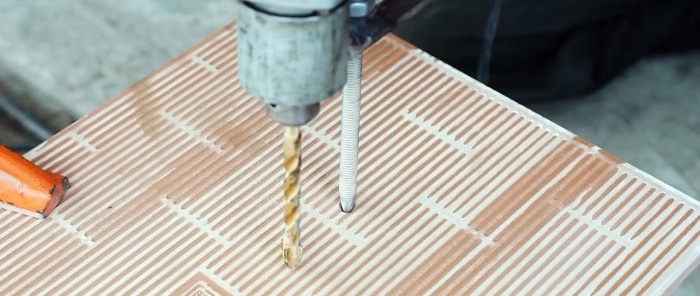 Hoe maak je een apparaat voor een boormachine voor het boren van gaten in tegels van elke diameter