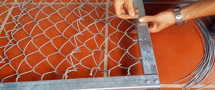 Comment fabriquer une section de clôture à partir d'un treillis à mailles losangées sans soudure