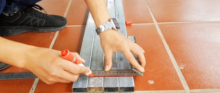 Πώς να φτιάξετε ένα τμήμα φράχτη από πλέγμα αλυσίδας χωρίς συγκόλληση