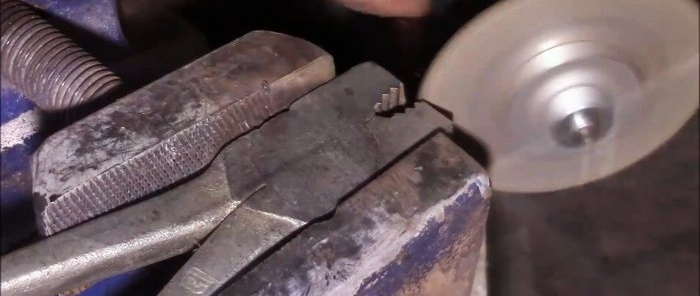 Hoe maak je onverwoestbare draadscharen van oude tangen?