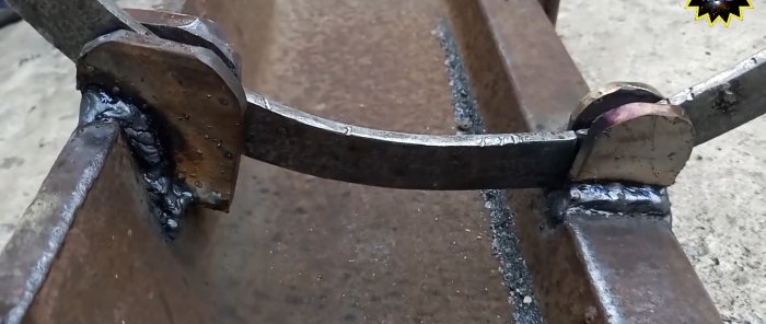كيفية ثني شريط فولاذي على الحافة وصنع حلقة