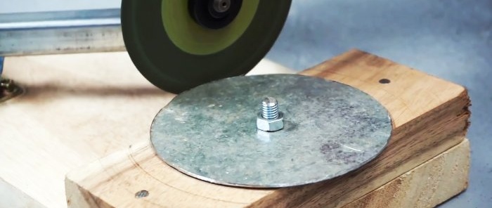 Accessorio smerigliatrice per tagliare dischi metallici di qualsiasi diametro