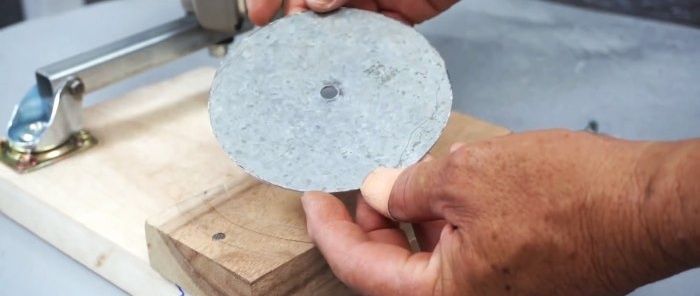 Un accessoire de meuleuse pour couper des disques métalliques de n'importe quel diamètre