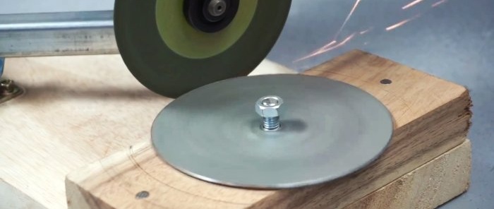 Een slijphulpstuk voor het snijden van metalen schijven van elke diameter