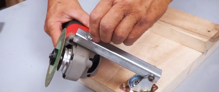 Um acessório moedor para cortar discos de metal de qualquer diâmetro
