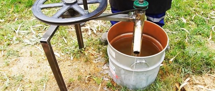 Hoe maak je een handpomp om water uit afval te pompen?