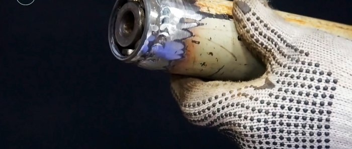 كيفية صنع مضخة يدوية لضخ المياه من القمامة