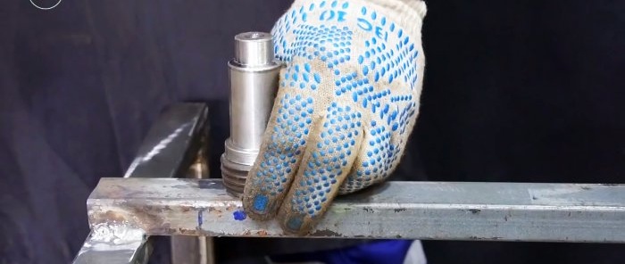 Kā izveidot rokas sūkni ūdens izsūknēšanai no atkritumiem