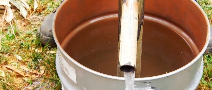 Cum să faci o pompă de mână pentru a pompa apa din gunoi