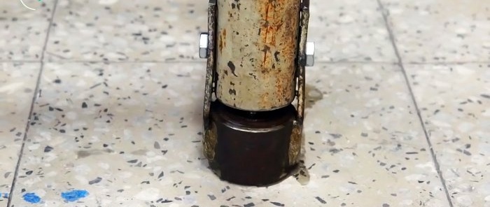 Cách làm máy bơm tay bơm nước từ rác