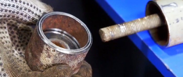 كيفية صنع مضخة يدوية لضخ المياه من القمامة
