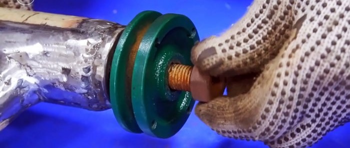 Hvordan lage en håndpumpe for å pumpe vann ut av søppel