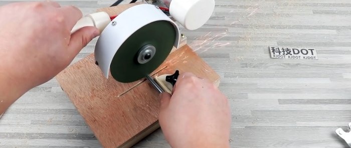Com fer una mini serra d'ingletes per a fusta, plàstic i fins i tot metall