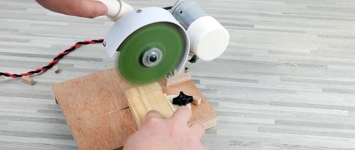 Come realizzare una mini troncatrice per legno, plastica e persino metallo