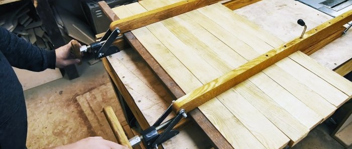 Cómo hacer abrazaderas para pegar paneles de muebles a partir de un par de tablas.