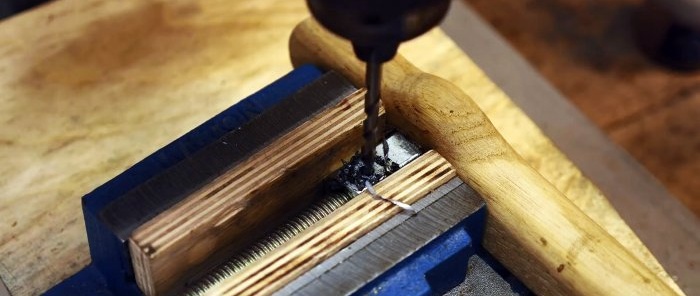 Cómo hacer abrazaderas para pegar paneles de muebles a partir de un par de tablas.