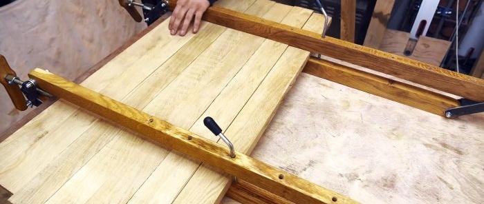 Paano gumawa ng mga clamp para sa gluing panel ng kasangkapan mula sa isang pares ng mga board