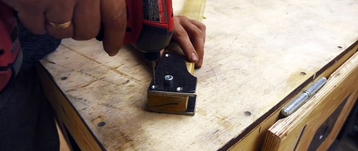 Comment fabriquer des pinces pour coller des panneaux de meubles à partir d'une paire de planches