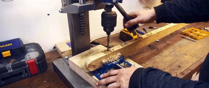 Cómo hacer abrazaderas para pegar paneles de muebles a partir de un par de tablas.