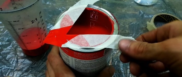 Cómo verter pintura de una lata sin manchar sus bordes ni nada a su alrededor