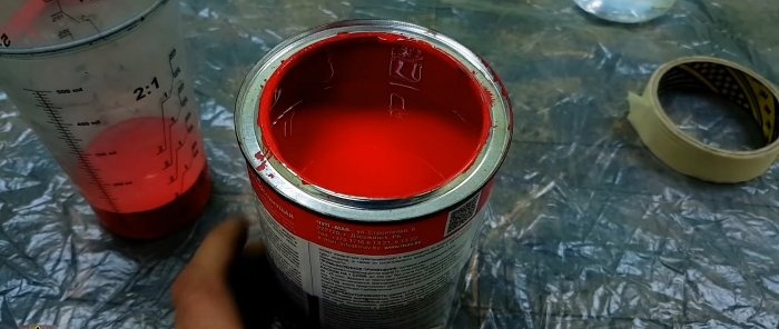 איך לשפוך צבע מקופסת שימורים מבלי להכתים את הקצוות שלה או משהו מסביב