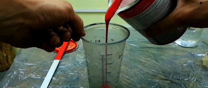 Sådan hælder du maling fra en dåse uden at plette dens kanter eller noget omkring den