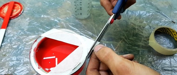 Hvordan helle maling fra en boks uten å flekke kantene eller noe rundt den