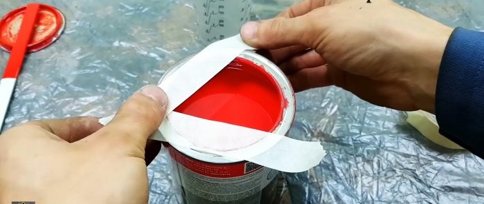 Sådan hælder du maling fra en dåse uden at plette dens kanter eller noget omkring den