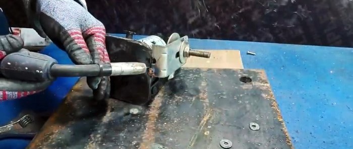 Hvordan lage en stasjon for å pumpe en hydraulisk jekk fra en skrutrekker