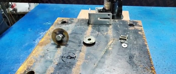 Hoe je een aandrijving maakt voor het pompen van een hydraulische krik vanaf een schroevendraaier