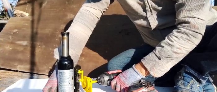 Come realizzare un'unità per pompare un martinetto idraulico da un cacciavite