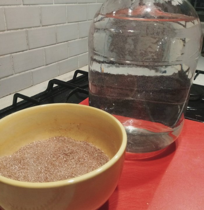 Hvordan lage kvass fra en gul tønne og huske smaken av sovjetisk barndom